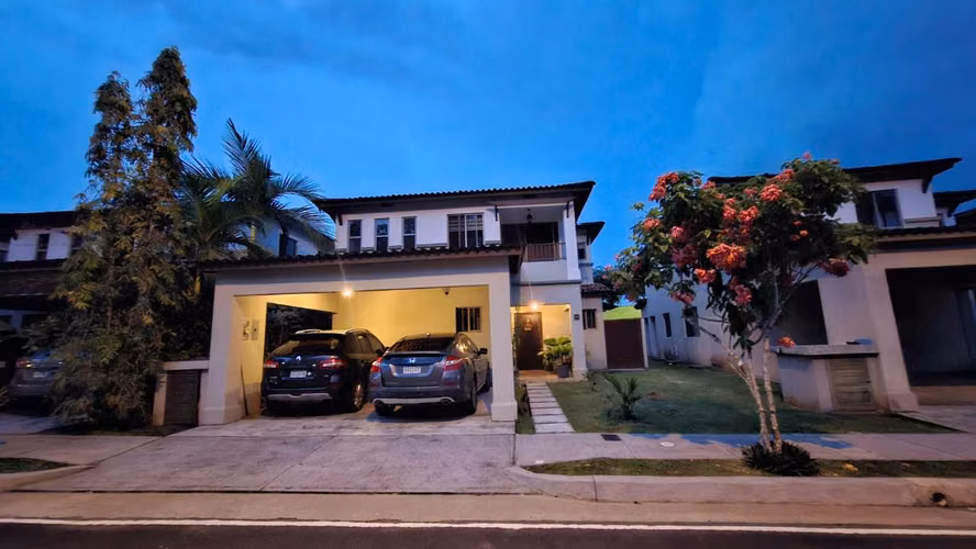 HERMOSA y ACOGEDORA CASA EN PH PALMIA - PANAMÁ PACIFICO