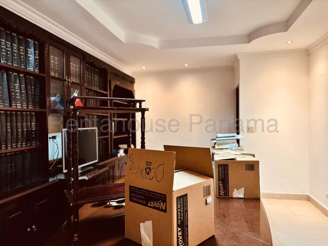 Oficina Comercial en Alquiler en La Cresta JG