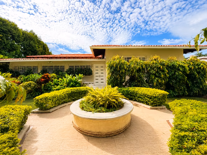 Exclusiva Residencia en Altos del Golf | Piscina, Jardines y 2,513 m²