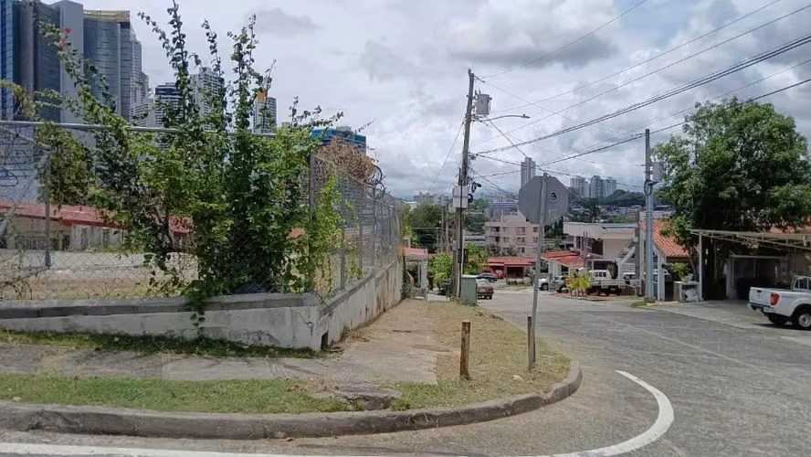 SE VENDE TERRENO EN URBA. LOS ÁNGELES, AV. DE LOS PERIODISTAS