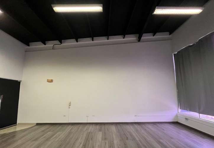 Excelente Local en un primer piso - Imagen 4