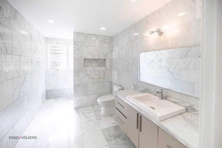 Venta de Elegante Casa Completamente Remodelada 650m2 en Altos del Golf con Terreno de 2,520m2