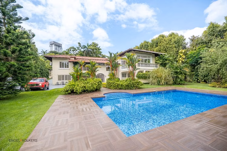 Venta de Elegante Casa Completamente Remodelada 650m2 en Altos del Golf con Terreno de 2,520m2