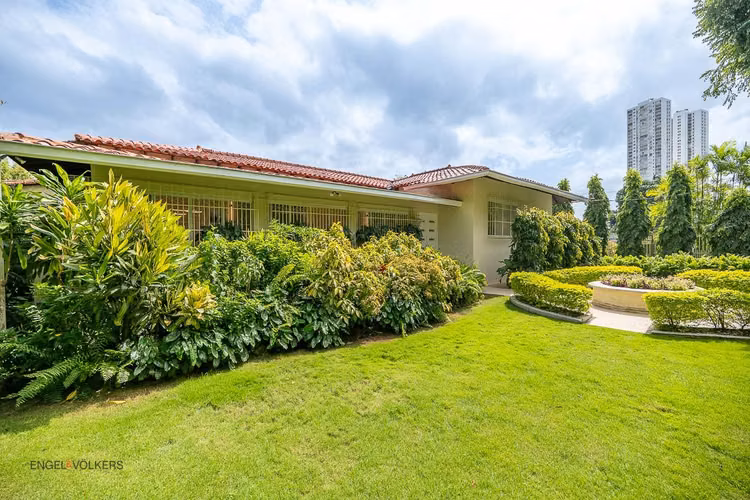 Venta de Elegante Casa Completamente Remodelada 650m2 en Altos del Golf con Terreno de 2,520m2