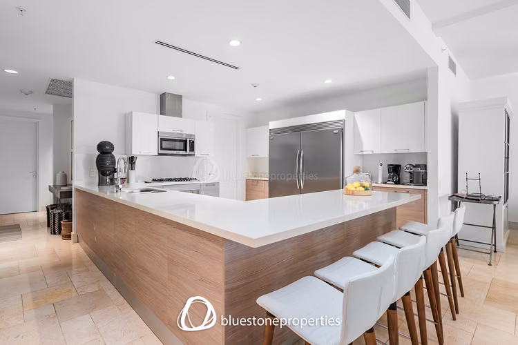 Buenaventura – Frente al Rio con Piscina – 299mts2 – 950,000