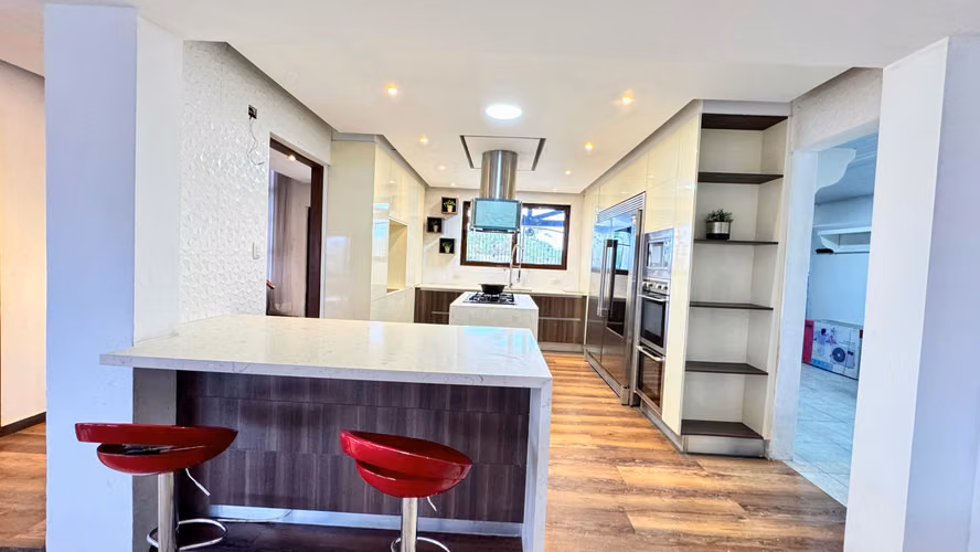VENTA CASA LAS CUMBRES 625.30M2 PH MIRADOR DEL LAGO CV