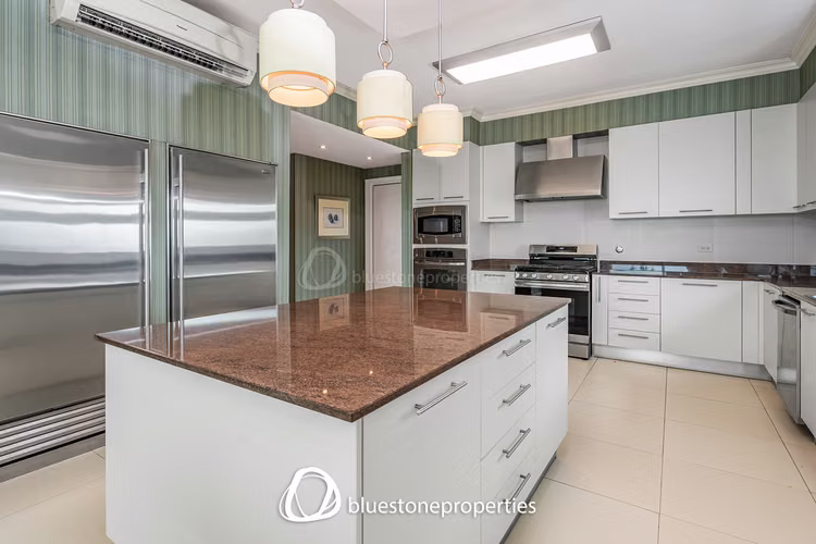 Altos del Golf – Frente al Parque – 622 mts2 – 1,190,000
