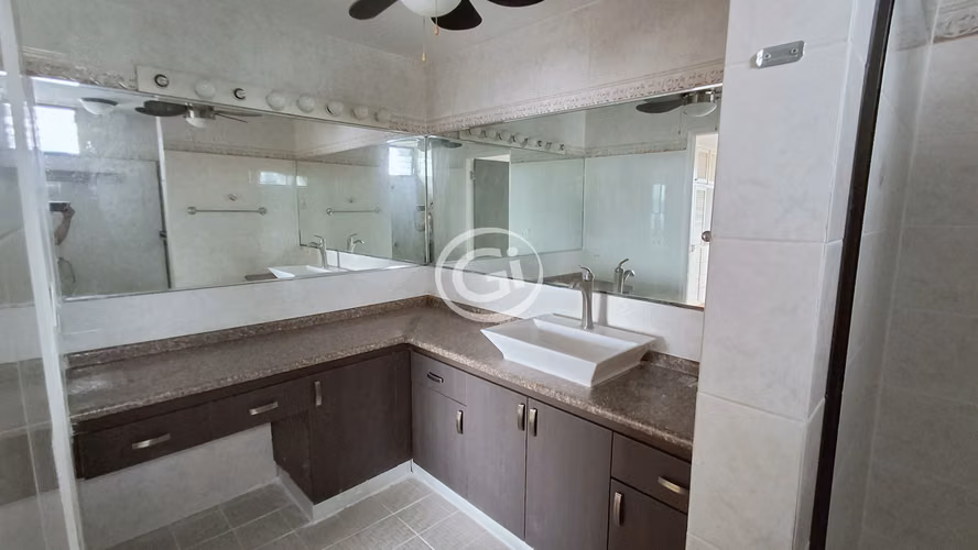 4H|4B Amplio Apartamento para Remodelar en Marbella