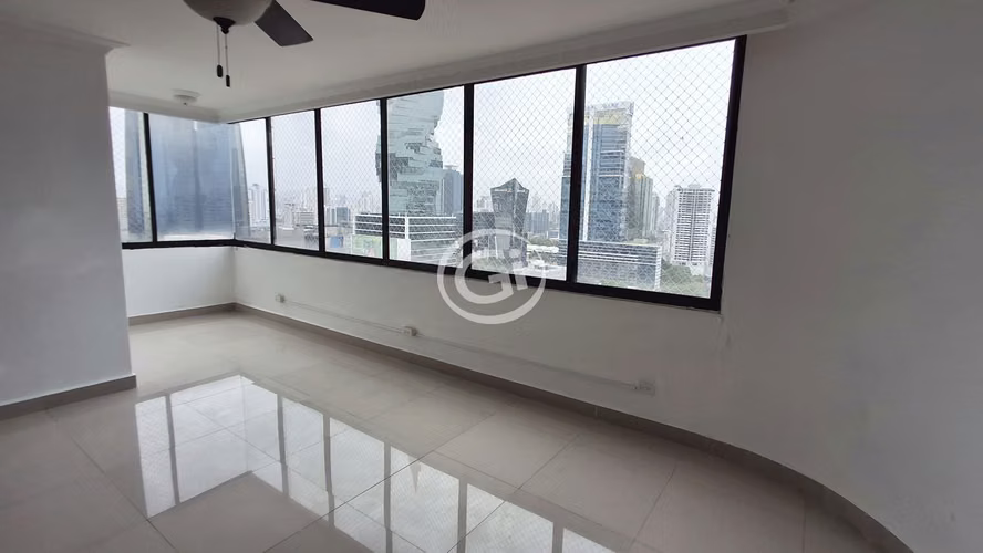 4H|4B Amplio Apartamento para Remodelar en Marbella