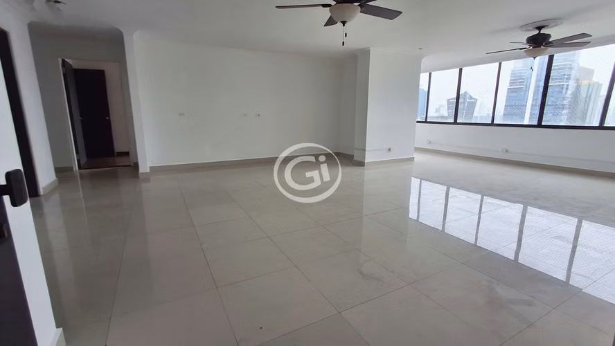 4H|4B Amplio Apartamento para Remodelar en Marbella