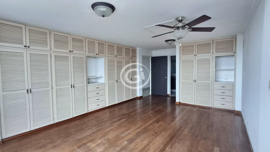 4H|4B Amplio Apartamento para Remodelar en Marbella