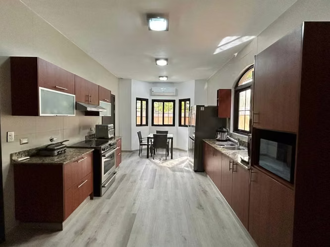 Melissa Foster Luxury vende casa en EL DORAL, Costa Sur. MFR2014