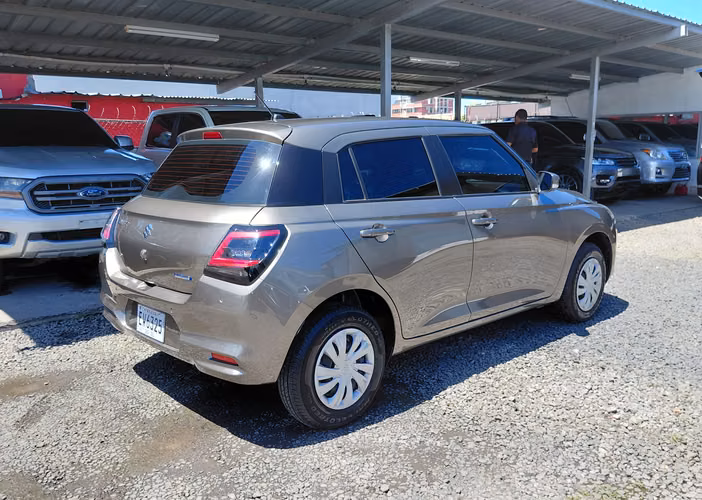 2025 Suzuki Swift - manual - nuevo con solo 88km - garantía hasta 2029 - Imagen 3