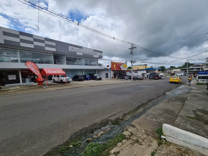 Se Vende Local Comercial en Colón en la PLAZA 4 ALTOS