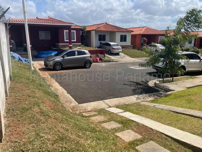 VENDO CASA EN ARBOLEDAS, CHORRERA. ABS