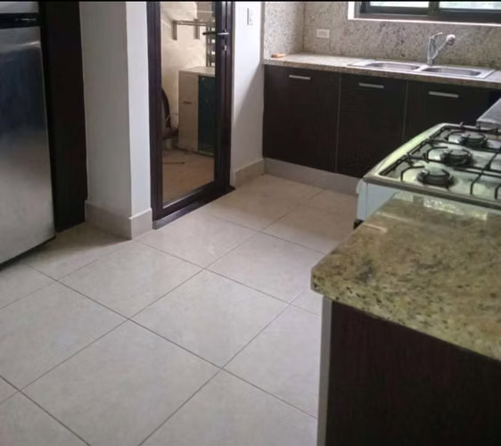 SE VENDE APARTAMENTO REPOSEIDO EMBASSY VILLAGE ANCON 2 HABITACIONES - Imagen 6