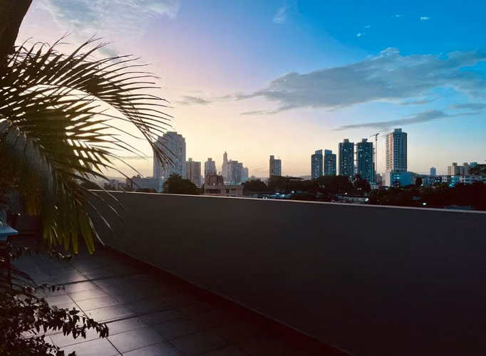 Apartamento Completamente Remodelado con Amplia Terraza Privada- Parque Omar desde tu Terraza