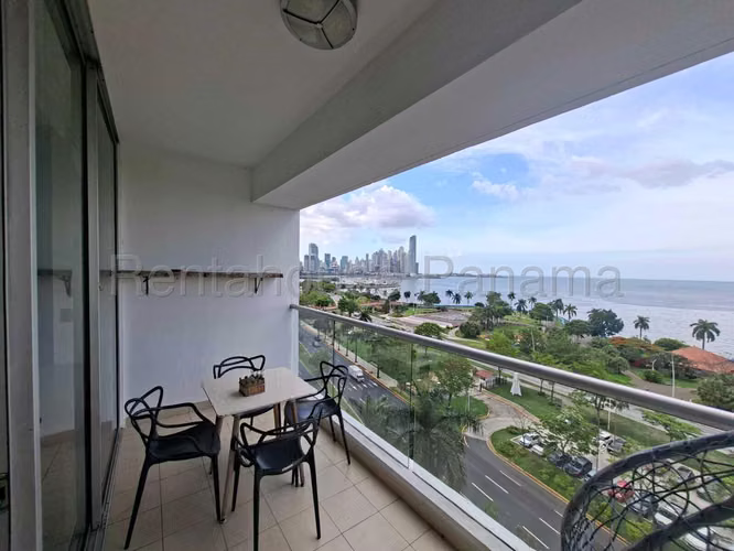 Se Alquila Apartamento en Avenida Balboa VLU26-8878