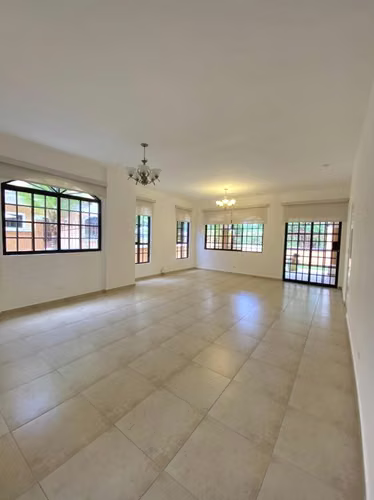 ALQUILO EXCLUSIVA CASA UNIFAMILIAR EN CLAYTON