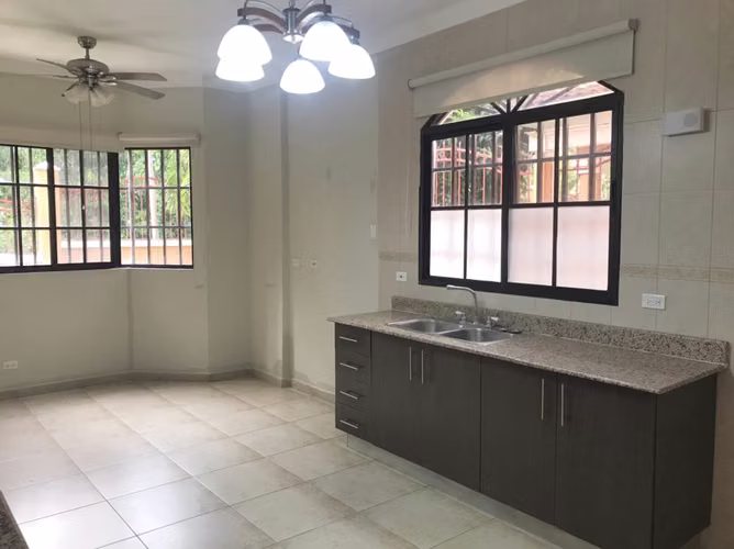 ALQUILO EXCLUSIVA CASA UNIFAMILIAR EN CLAYTON