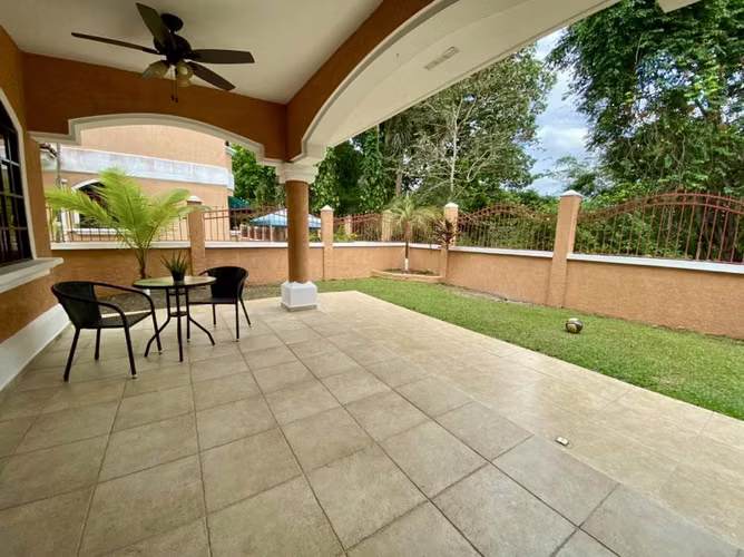 ALQUILO EXCLUSIVA CASA UNIFAMILIAR EN CLAYTON