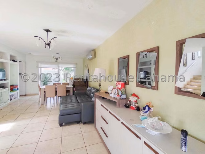 Venta de casa en Brisas Del Golf AK - Imagen 2