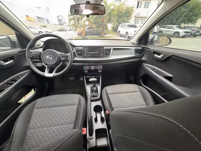 Kia Rio 2019 · Automático · Gasolina · Plateado · 30,000 km · $9,500