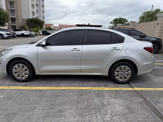 Kia Rio 2019 · Automático · Gasolina · Plateado · 30,000 km · $9,500