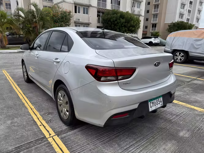 Kia Rio 2019 · Automático · Gasolina · Plateado · 30,000 km · $9,500