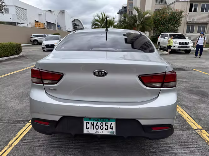 Kia Rio 2019 · Automático · Gasolina · Plateado · 30,000 km · $9,500