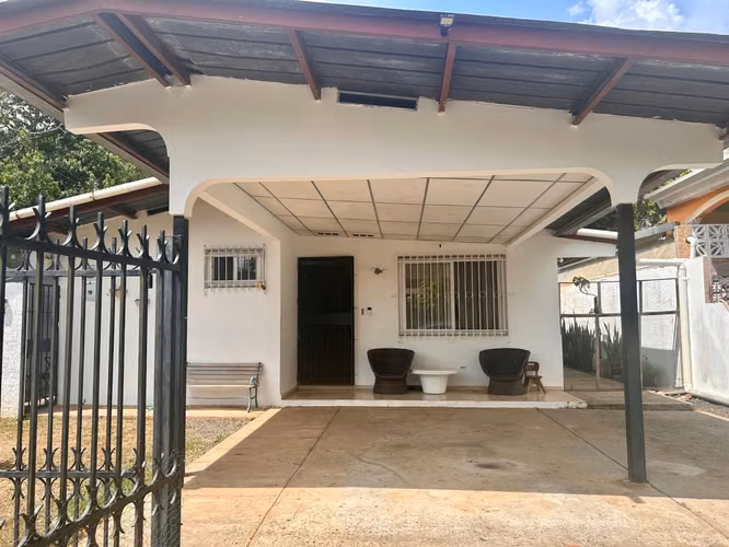 Venta de Casa Espaciosa en el dorado