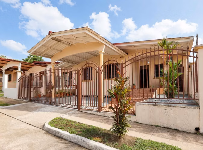 HOUSE FOR SALE IN BRISAS DEL GOLF