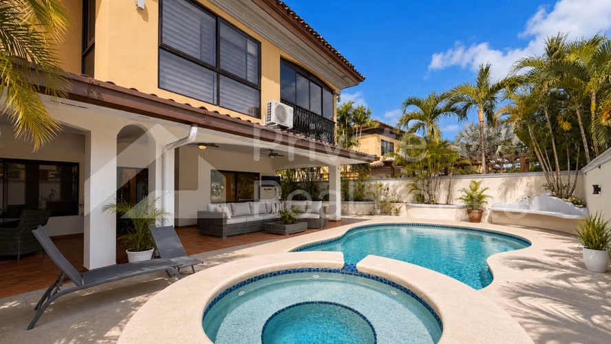 SE ALQUILA CASA EN ANTIGUA COSTA DEL ESTE