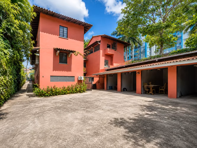 CASA CON CARACTER EN VENTA O ALQUILER EN BELLA VISTA