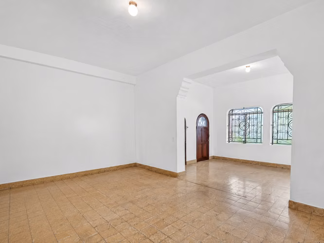 CASA CON CARACTER EN VENTA O ALQUILER EN BELLA VISTA