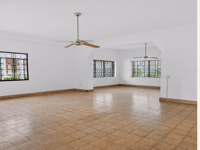 CASA CON CARACTER EN VENTA O ALQUILER EN BELLA VISTA