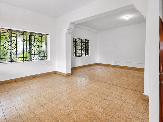 CASA CON CARACTER EN VENTA O ALQUILER EN BELLA VISTA