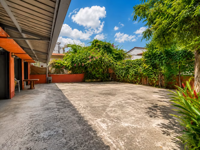 CASA CON CARACTER EN VENTA O ALQUILER EN BELLA VISTA