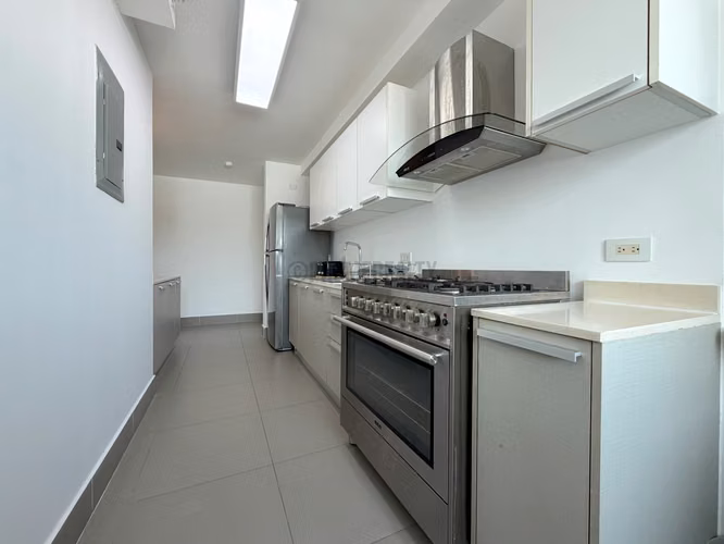 Apartamento Amoblado de 3 Recámaras en Alquiler en Bella Vista – 110 m² con Piscina y Gimnasio - Imagen 2
