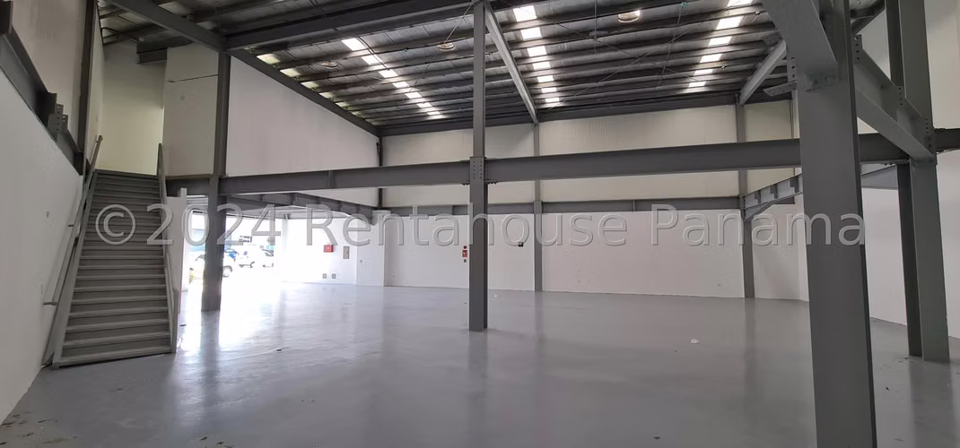 Galera en Venta en Parque Lefevre 25EPP379