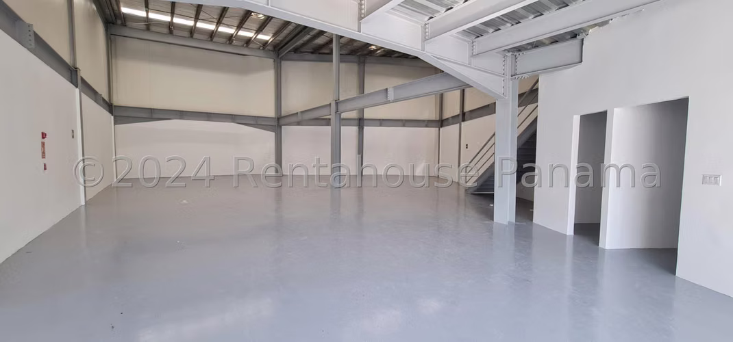 Galera en Venta en Parque Lefevre 25EPP379