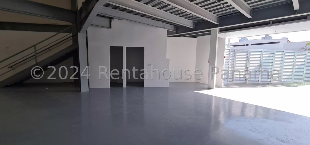 Galera en Venta en Parque Lefevre 25EPP379