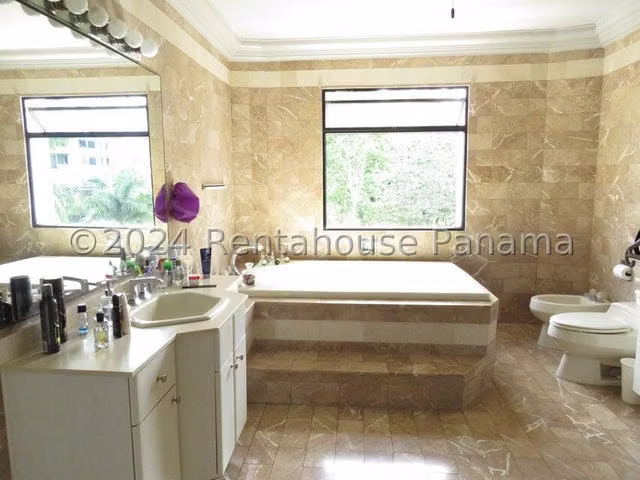 Apartamento amoblado en venta PH Elite La Cresta ELP 26-5244