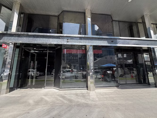 Local Comercial de 447 m² con Doble Altura y Fachada de Vidrio | Plaza Obarrio