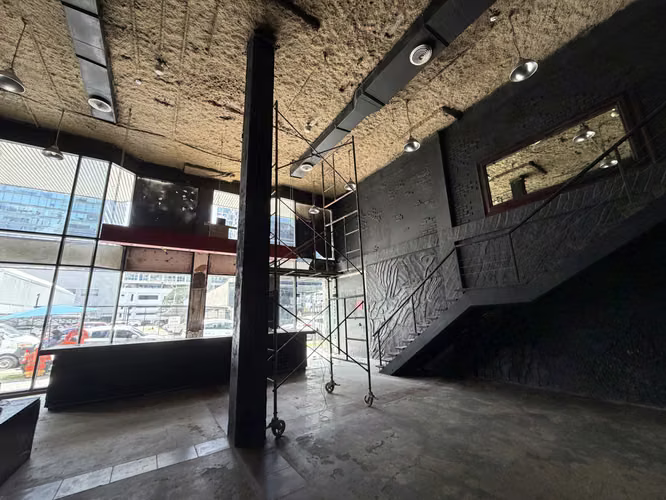 Local Comercial de 447 m² con Doble Altura y Fachada de Vidrio | Plaza Obarrio