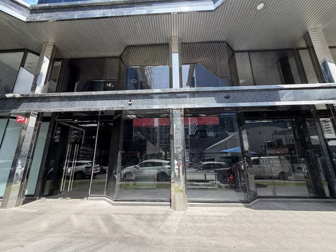 Local Comercial de 447 m² con Doble Altura y Fachada de Vidrio | Plaza Obarrio