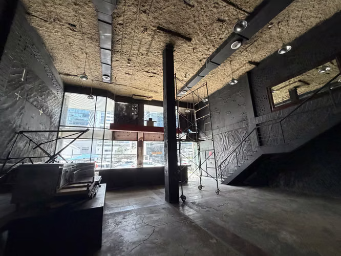 Local Comercial de 447 m² con Doble Altura y Fachada de Vidrio | Plaza Obarrio