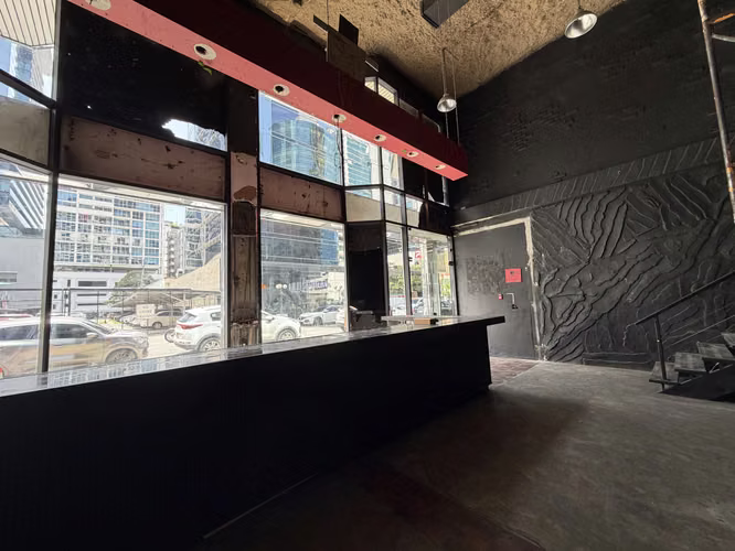 Local Comercial de 447 m² con Doble Altura y Fachada de Vidrio | Plaza Obarrio