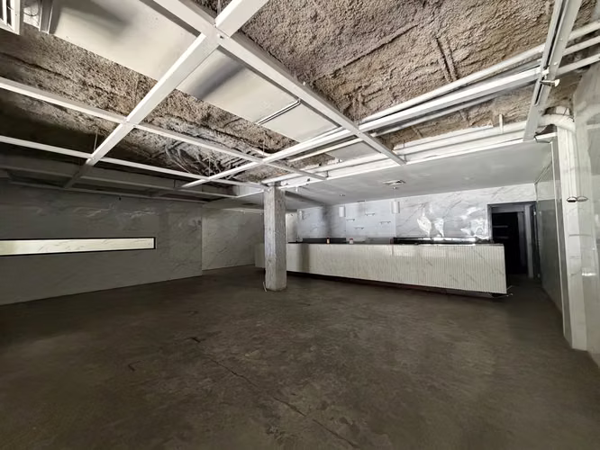 Local Comercial de 447 m² con Doble Altura y Fachada de Vidrio | Plaza Obarrio