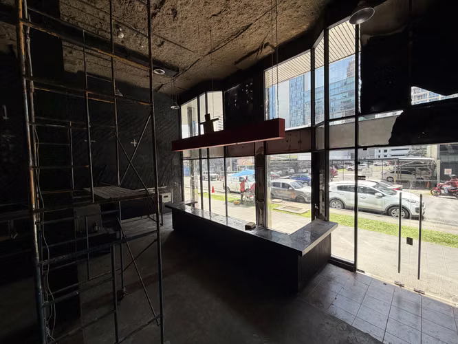 Local Comercial de 447 m² con Doble Altura y Fachada de Vidrio | Plaza Obarrio